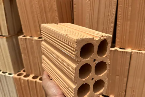 Tijolo de barro recém-saído da produção